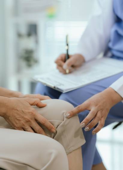 Doctors,Examine,An,Elderly,Patient,Who,Is,Suffering,From,Knee Doctors,Examine,An,Elderly,Patient,Who,Is,Suffering,From,Knee