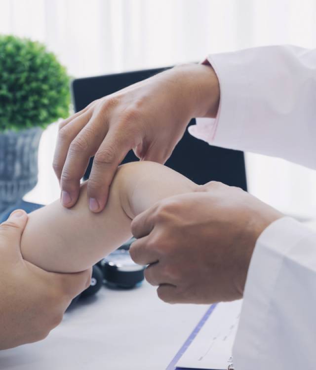 Orthopaedic,Doctor,Doing,Physical,Examination,Patient,With,Wrist,Pain,At Orthopaedic,Doctor,Doing,Physical,Examination,Patient,With,Wrist,Pain,At